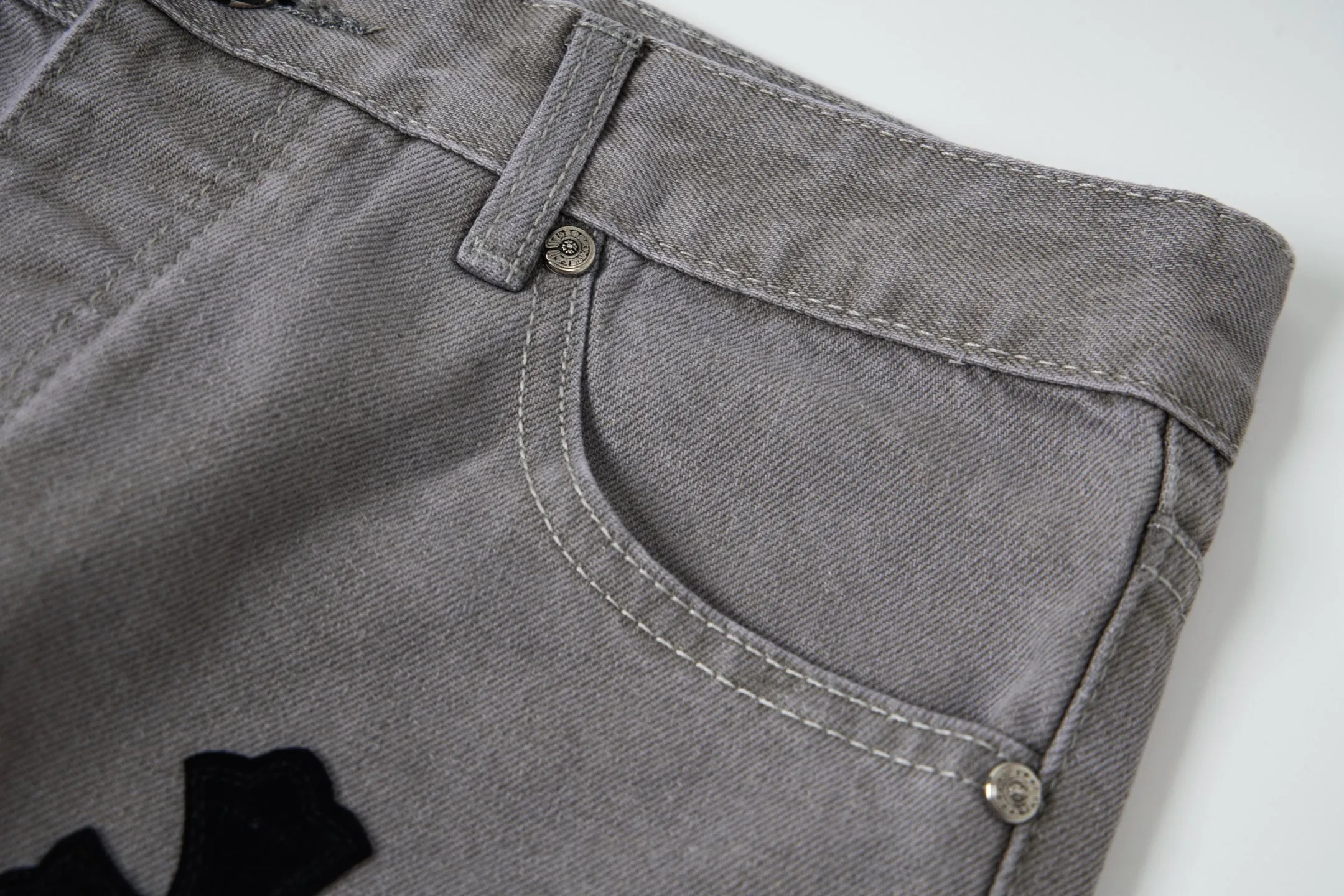 P290 Chrome Hearts Gray Cow King Jeans Multi-Leather Standard Work Jeans CH Jeans All need to be washed and then disassembled and hand-stitched with sheepskin cross leather and then spliced to complete. The whole process is too complicated to describe. About Chrome Hearts This is an extremely luxurious fashion brand that can also be called the aristocracy of the high street. It has always been an exclusive brand for some hipsters or the second generation of rich people. Compared with ordinary high streets, it is more luxurious and noble. Compared with luxury brands, it is more fashionable and individual. It has always been a brand that I have a special liking for. Style number: 1763# Color: Gray Size: 28 30 32 34 36